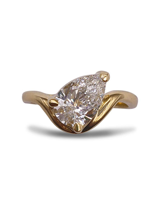anillo de compromiso en oro de 14k con diamante de laboratorio oval