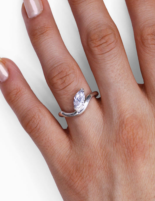 Anillo Compromiso Onda Marquise Oro Blanco Sancjewelry