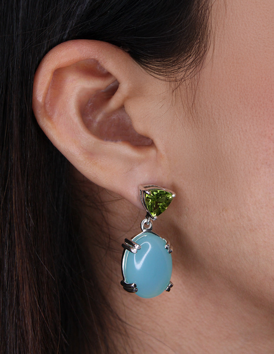 Aretes Valeria en plata con calcedonias azules y peridoto Sanc Jewelry