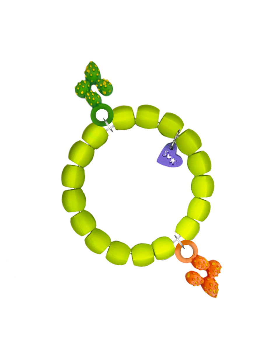 Pulsera nopales con tono verde limón pla con dos charms intercambiables de nopales verde y naranja y logo de sanckids en color morado