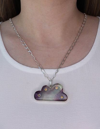Collar Nube usado sobre blusa blanca mostrando el contraste de las piedras naturales Sancjewelry