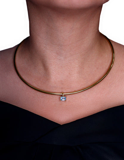 Collar en plata .925 con baño en oro de 14k amarillo rígido tipo choker con dije en corte octagono topacio azul en cuello de modelo