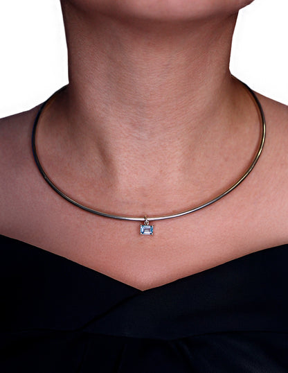Collar en plata .925 rígido tipo choker con dije en corte octagono topacio azul en cuello de modelo