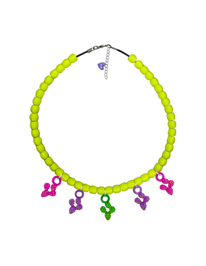 Collar nopales con tono verde limón pla con 5 charms intercambiables de nopales verde, magenta y morado y logo de sanckids en color morado y seguro langosta de acero inoxidable con extensión.