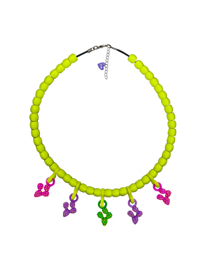 Collar nopales con tono verde limón pla con 5 charms intercambiables de nopales verde, magenta y morado y logo de sanckids en color morado y seguro langosta de acero inoxidable con extensión.