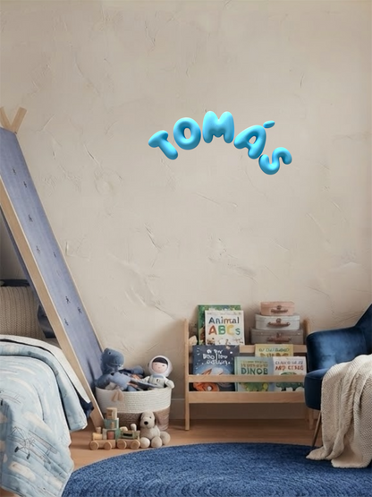 Cuarto para niños con letras de nombre Tomás en tonos azules