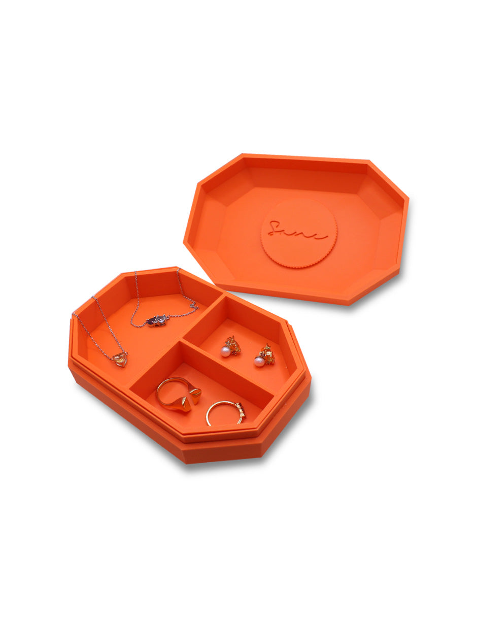 joyero forma octagonal en color naranja y agarradera en forma octagonal amarillo con transparencia que simula una gema y muestra 3 divisiones en la parte superior en foto vista interior