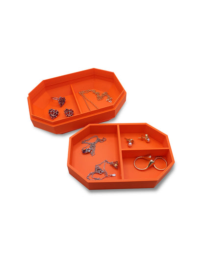 joyero forma octagonal en color naranja y agarradera en forma octagonal amarillo con transparencia que simula una gema y muestra 3 divisiones en la parte superior y dos divisiones en la parte inferior en foto vista interior