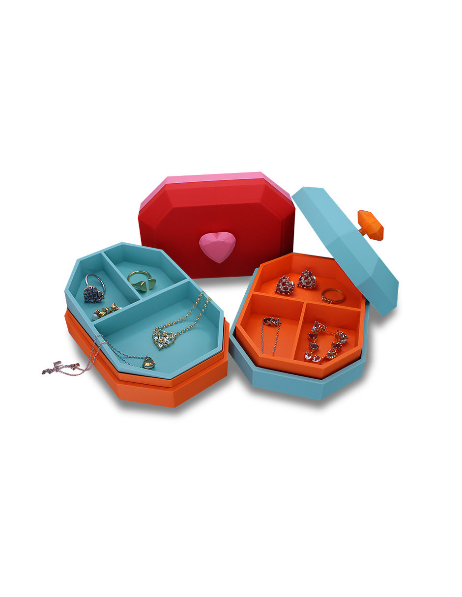 Joyeros en 3 combinaciones de colores rosa/rojo, naranja/turquesa y turquesa/naranja, foto vista desde el interior mostrando algunas piezas de joyería en el joyero.