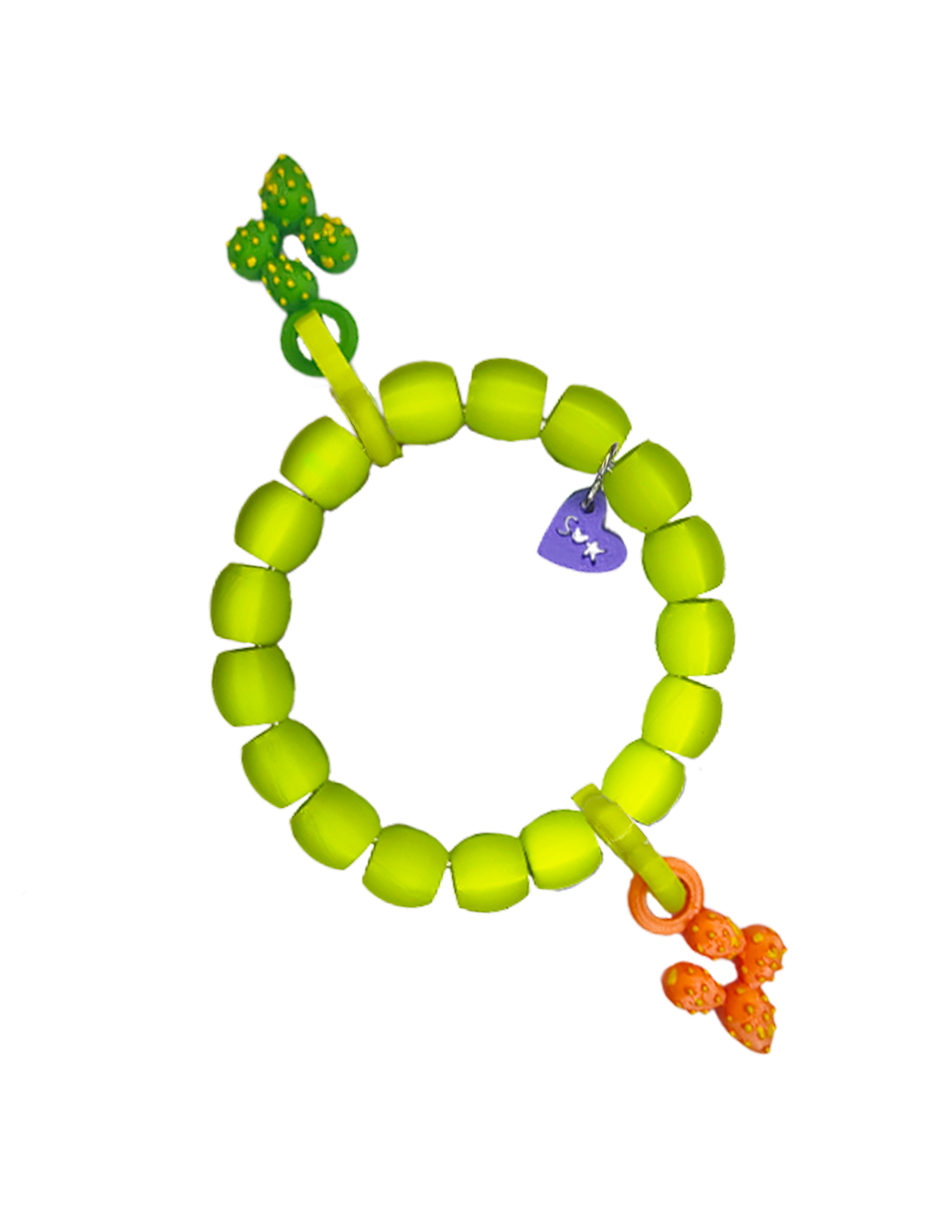 Pulsera nopales con tono verde limón pla con dos charms intercambiables de nopales verde y naranja y logo de sanckids en color morado