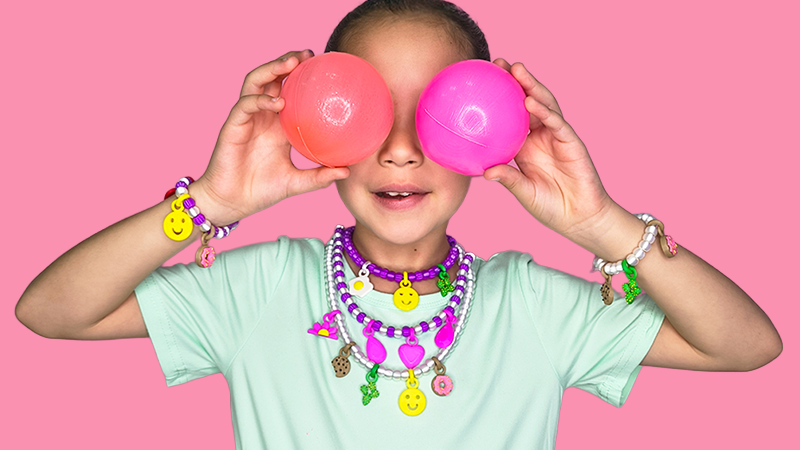 Niña usando joyería Sanc Kids — accesorios divertidos para expresar su estilo