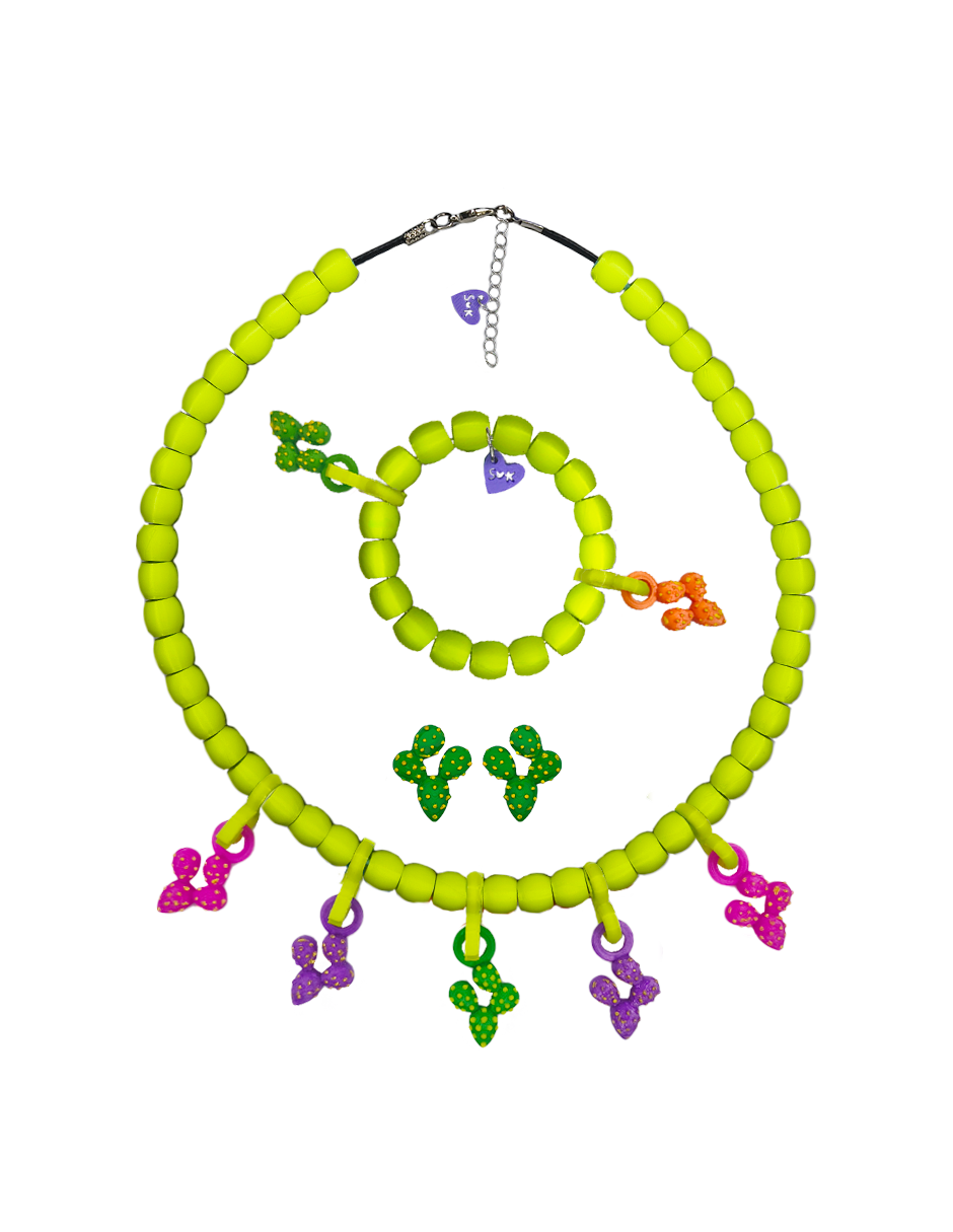 set de collar y pulsera nopales con tono verde limón pla con 7 charms intercambiables de nopales verde, magenta, morado y naranja y logo de sanckids en color morado y aretes en nopal verde.