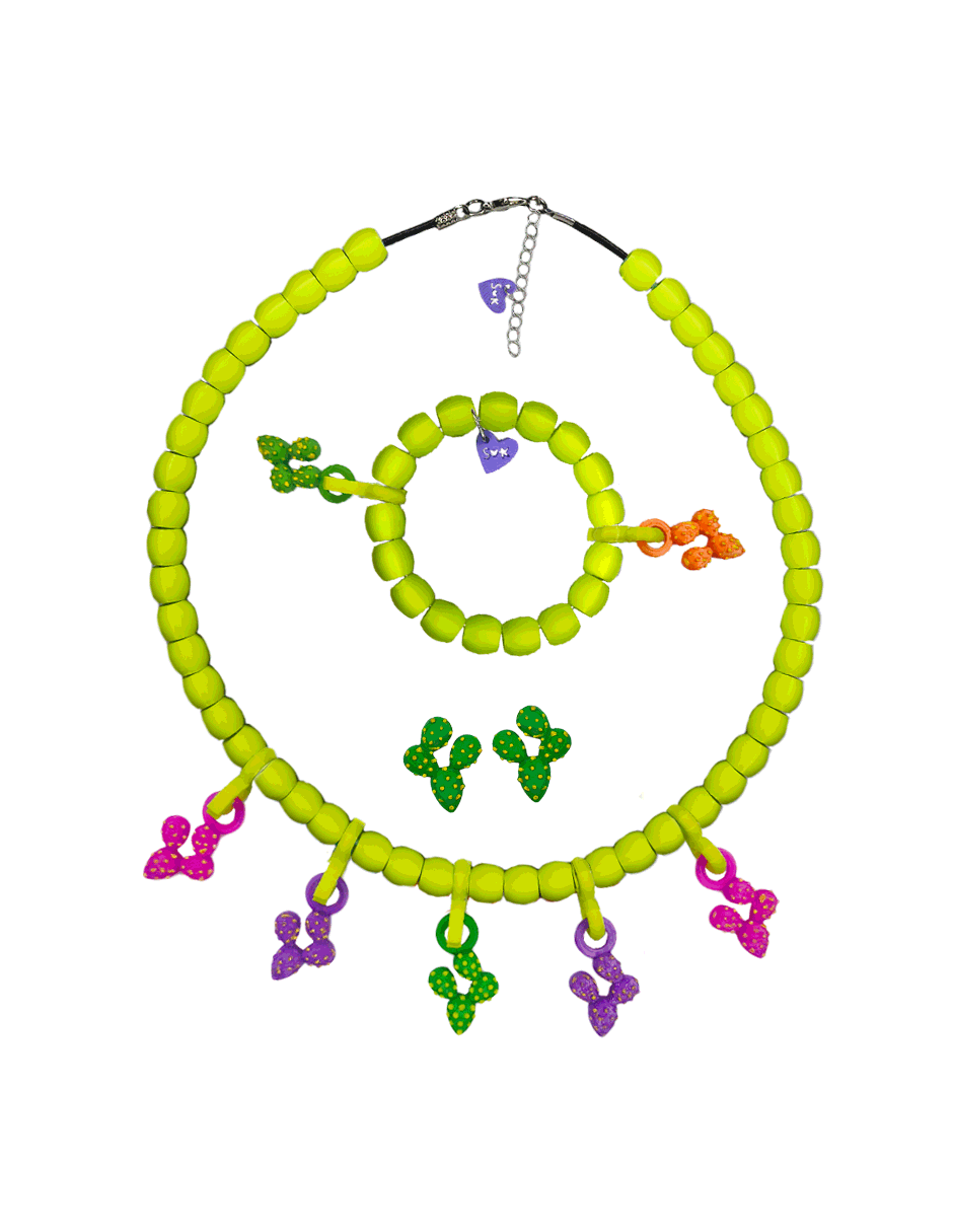set de collar y pulsera nopales con tono verde limón pla con 7 charms intercambiables de nopales verde, magenta, morado y naranja y logo de sanckids en color morado y aretes en nopal verde animado.