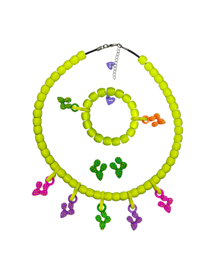 set de collar y pulsera nopales con tono verde limón pla con 7 charms intercambiables de nopales verde, magenta, morado y naranja y logo de sanckids en color morado y aretes en nopal verde animado.