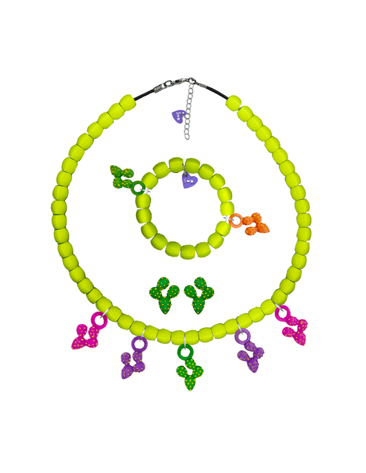set de collar y pulsera nopales con tono verde limón pla con 7 charms intercambiables de nopales verde, magenta, morado y naranja y logo de sanckids en color morado y aretes en nopal verde animado.